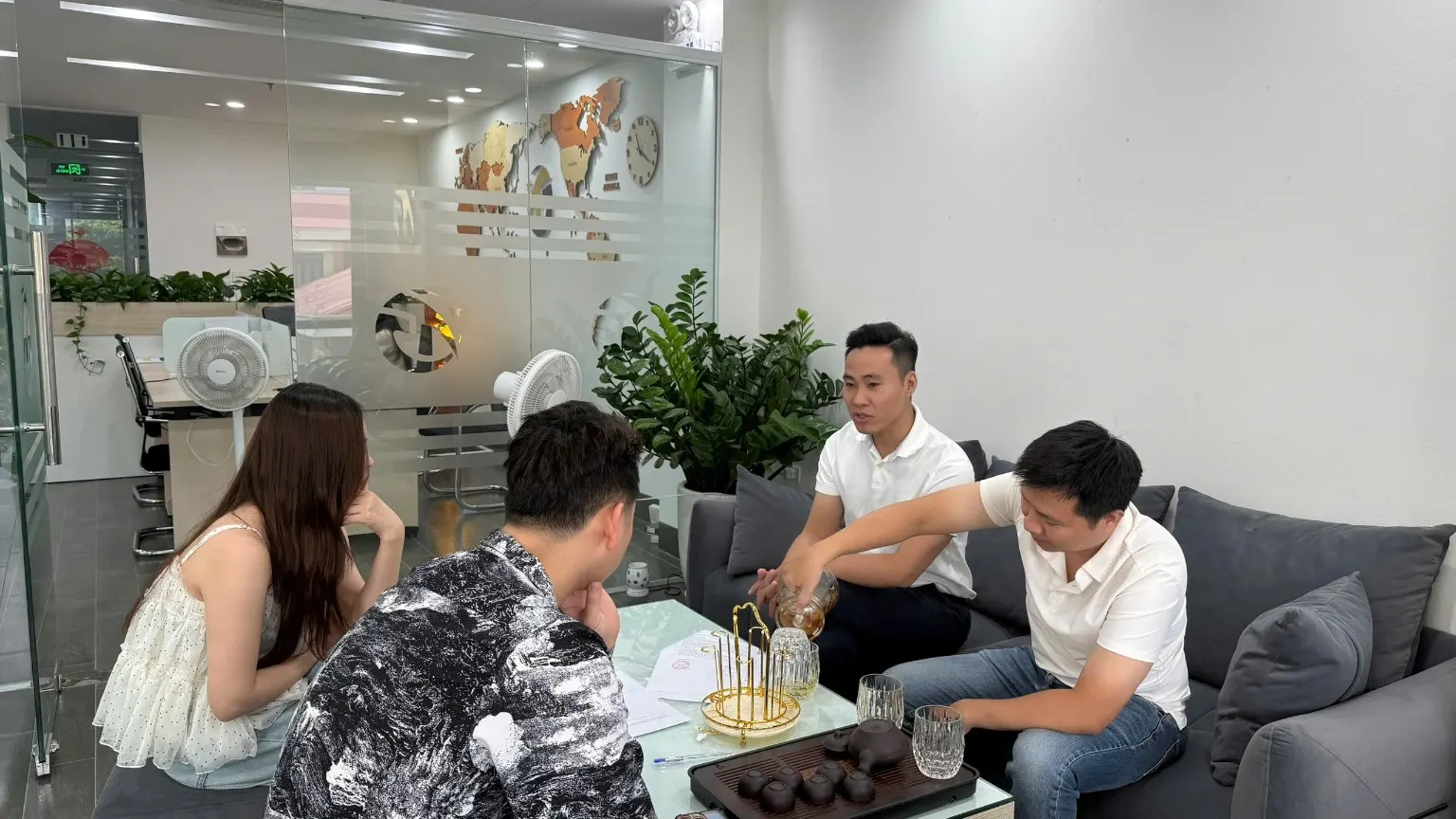 Bộ trưởng Bộ Nội Vụ Úc khẳng định việc trục xuất người quá hạn visa sẽ không dẫn đến các cuộc truy quét kiểu ICE tại Australia