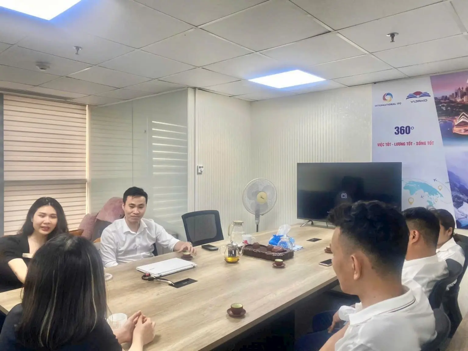 Khách hàng trao đổi lộ trình tại văn phòng TG Group
